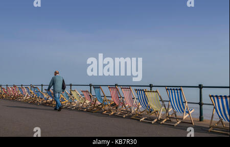 Reihen von Liegestühlen am Strand von Sidmouth, Devon. Stockfoto