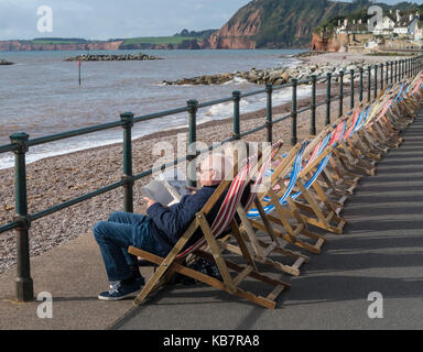 Liegestühle am Strand von Sidmouth, Devon Stockfoto