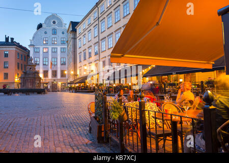 Restaurant und bunten Gebäude am Stortorget, Old Town Square in Gamla Stan in der Dämmerung, Stockholm, Schweden, Skandinavien, Europa Stockfoto