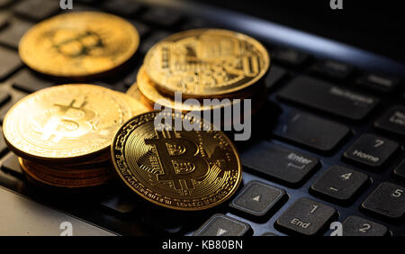 Golden bitcoins auf einem Schwarz Computer Tastatur Stockfoto