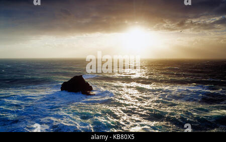 Kanal Inseln. Guernsey. Pleinmont. Gull Rock. Sonnenuntergang über dem Meer. Stockfoto