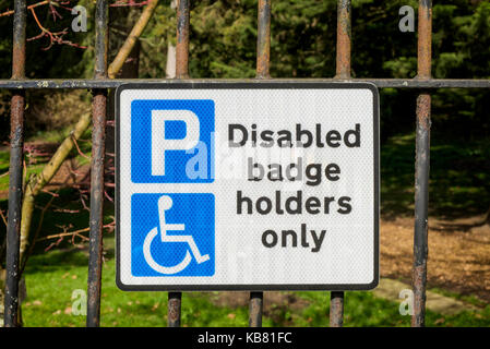 Eine blaue deaktiviert Badgeholder für behinderte Fahrer ist dargestellt in Royal Victoria Park, Bath, England, Großbritannien Stockfoto