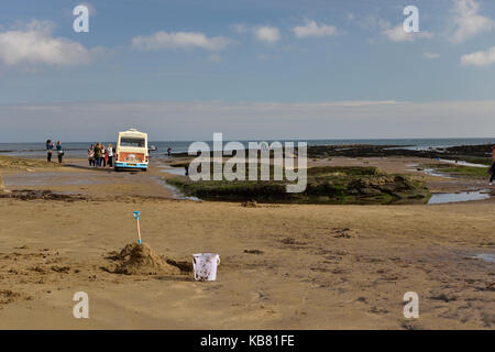 Eis aus einem Van am Strand verkaufen Stockfoto