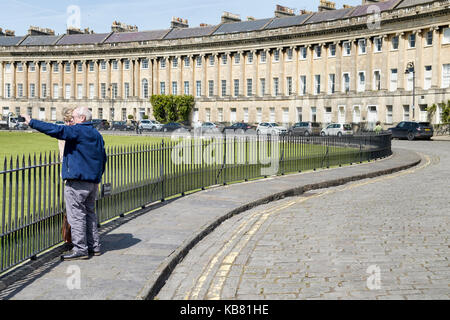 Blick auf den Royal Crescent eine der kultigsten Sehenswürdigkeiten Badewanne, einer Reihe von 30 Reihenhäusern in einer geschwungenen Crescent in Bath, Somerset England Grossbritannien Stockfoto