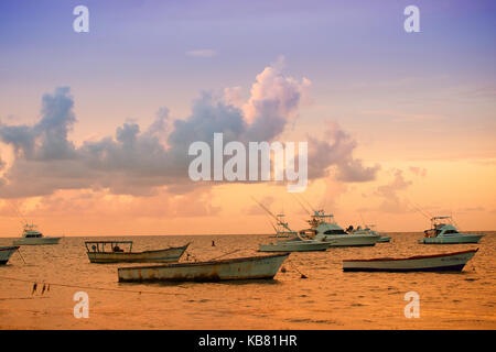 Boot auf dem Dock in das Meer gegen den Himmel, Sonnenuntergang Stockfoto