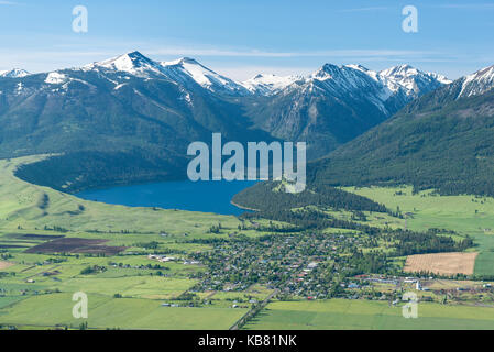 Luftaufnahme der Stadt Joseph, Wallowa See und die Wallowa Mountains im Nordosten von Oregon. Stockfoto