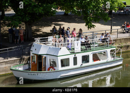 Touristen sind dargestellt in einem Sightseeing Kreuzfahrt Boot wie es bereitet abzuweichen Reise entlang des Flusses Avon in Bath somerset England Großbritannien und Stockfoto