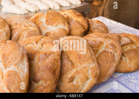 Rustikales Brot Brote auf einem Marktstand, Badajoz Stockfoto