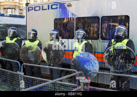 Metropolitan Polizei Offiziere mit Schilden schützen die Häuser des Parlaments während der Studentenproteste gegen Studiengebühren London 9/12/2010 Stockfoto