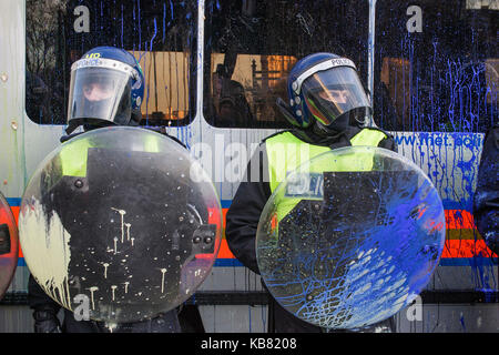 Metropolitan Polizei Offiziere mit Schilden schützen die Häuser des Parlaments während der Studentenproteste gegen Studiengebühren London 9/12/2010 Stockfoto