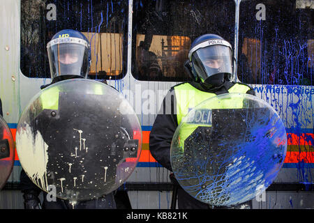 Metropolitan Polizei Offiziere mit Schilden schützen die Häuser des Parlaments während der Studentenproteste gegen Studiengebühren London 9/12/2010 Stockfoto