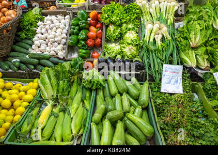 Große Auswahl an Gemüse zum Verkauf auf einem Markt in Valparaiso, Chile Stockfoto