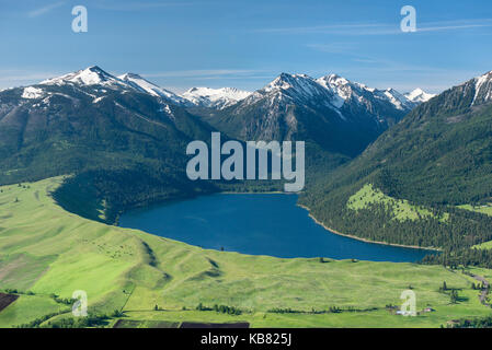 Luftaufnahme der Stadt Joseph, Wallowa See und die Wallowa Mountains im Nordosten von Oregon. Stockfoto