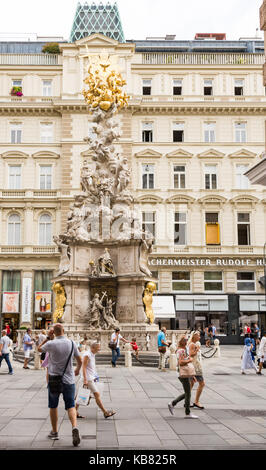 WIEN, ÖSTERREICH - AUGUST 28: Menschen in der Fußgängerzone von Wien, Österreich am 28. August 2017. Foto mit Blick auf die barocke Pestsäule. Stockfoto