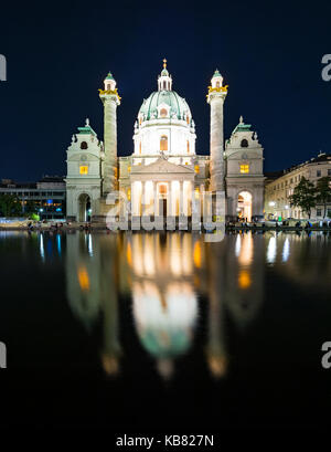 Wien, Österreich - 30. August: Touristen an der beleuchteten barocken Karlskirche in Wien, Österreich, am 30. August 2017. Die Kirche ist die am meisten angesehen Stockfoto