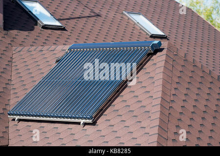 Rohre für eine Solaranlage. Elemente der Dach Solaranlage Stockfoto