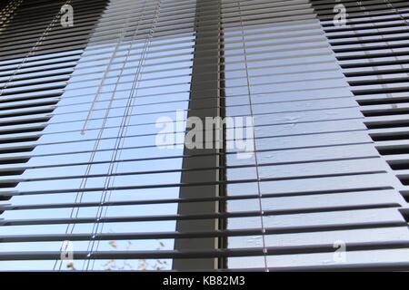 Weiße horizontale Aluminium Jalousien an den Fenstern. Stockfoto