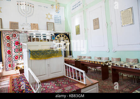 Buchara, Usbekistan - Oktober 19, 2016: Das Interieur der ersten Synagoge in Buchara. Bima ist die Plattform in der Mitte der Synagoge und ein Stockfoto