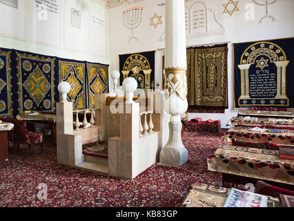 Buchara, Usbekistan - Oktober 19, 2016: Das Interieur der ersten Synagoge in Buchara, der Halle der festliche Gottesdienst. Bima ist die Plattform in der Zent Stockfoto