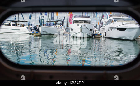 Boote, Yachten Bullauge an der Southampton Boat Show 2017 Stockfoto