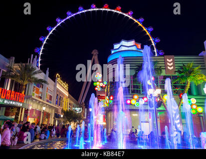 Touristen und Besucher sind, genießen Sie den nächtlichen zu Fuß rund um den shoppes und speichert neben der High Roller in Las Vegas, Nevada. Stockfoto