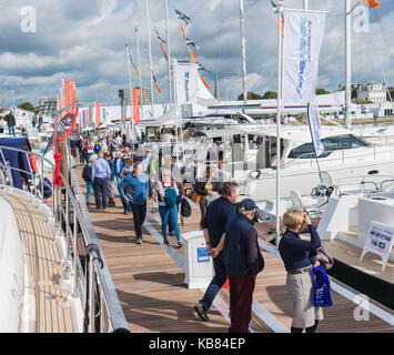 Besetzt marina Pontons an der Southampton Boat Show 2017 Stockfoto