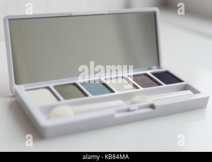 Sechs Farben Lidschatten Palette mit Spiegel Stockfoto