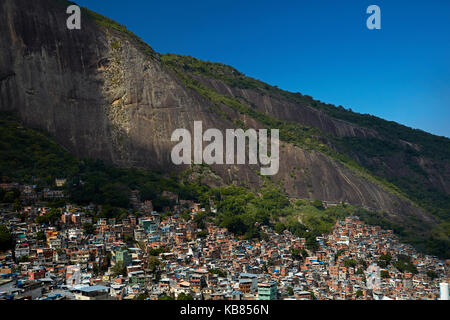 Rocinha favela (Brasiliens größte Favela) und Morro Dois Irmãos (Felsberg), Rio de Janeiro, Brasilien, Südamerika Stockfoto