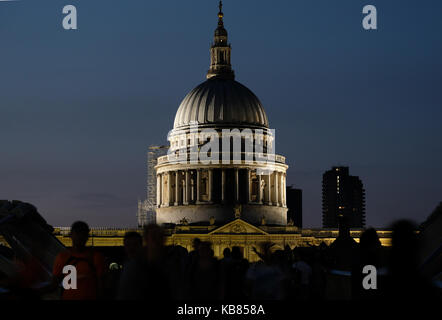 Blick auf die St. Paul Cathedral, London, entworfen von Sir Christopher Wren. Dome ist nachts beleuchtet. Foto aus der Millennium Bridge. Stockfoto