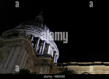 Blick auf die Kuppel von St. Paul's Cathedral, London. Dome ist nachts beleuchtet. Foto von der Straße unten. Stockfoto