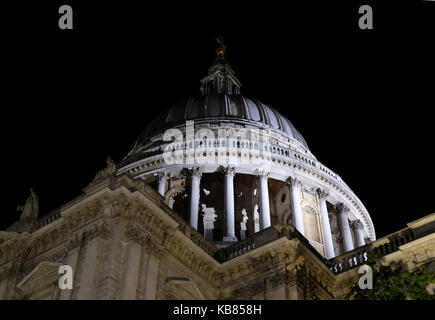 Blick auf die Kuppel von St. Paul's Cathedral, London. Dome ist nachts beleuchtet. Foto von der Straße unten. Stockfoto