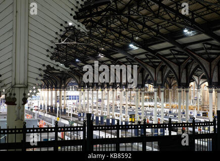 Foto von der Liverpool Street Station, London, Großbritannien, von Exchange Square, Broadgate nachts genommen Stockfoto