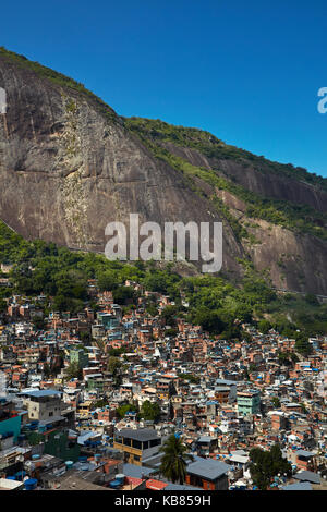 Rocinha favela (Brasiliens größte Favela) und Morro Dois Irmãos (Felsberg), Rio de Janeiro, Brasilien, Südamerika Stockfoto