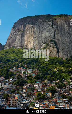 Rocinha favela (Brasiliens größte Favela) und Morro Dois Irmãos (Felsberg), Rio de Janeiro, Brasilien, Südamerika Stockfoto