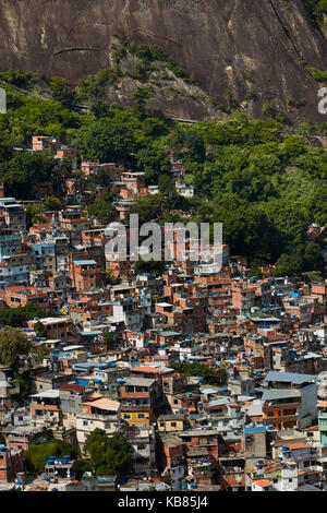 Rocinha favela (Brasiliens größte Favela) und Morro Dois Irmãos (Felsberg), Rio de Janeiro, Brasilien, Südamerika Stockfoto