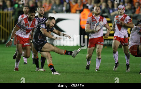 Castleford Tiger' Lukas Gale tritt die gewinnende Golden Point drop Ziel während der Betfred Super League Halbfinale auf dem Weg der Besserung - A - Schlauch Dschungel, Castleford. Stockfoto