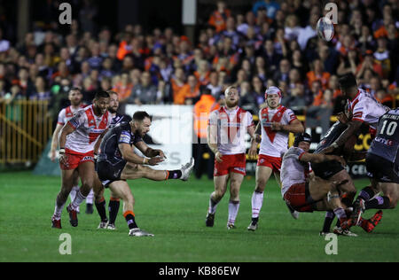 Castleford Tiger' Lukas Gale tritt die gewinnende Golden Point drop Ziel während der Betfred Super League Halbfinale auf dem Weg der Besserung - A - Schlauch Dschungel, Castleford. Stockfoto
