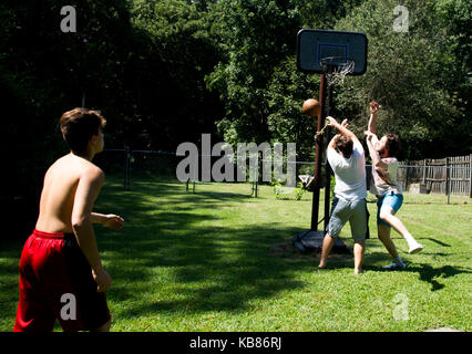 Brüder Basketball spielen Stockfoto