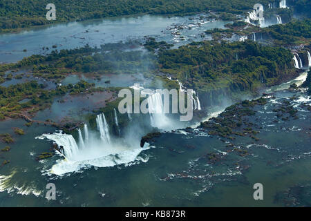 Gehweg und Teufelsschlund (Garganta do Diabo), Iguazu Falls, an der Grenze zu Brasilien - Argentinien, Südamerika - Luftaufnahme Stockfoto