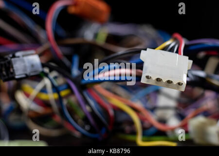 Alte verwickelte Kabel, Elektronik und alte Kabel Stecker auf einem Schwarzen Tisch. Schwarzer Hintergrund Stockfoto