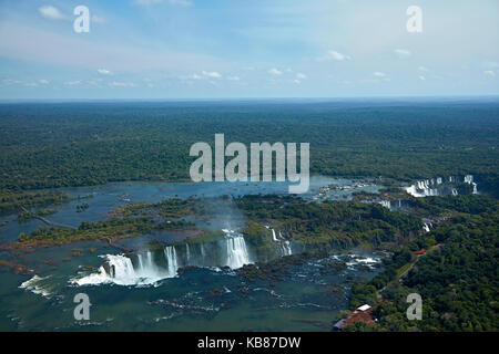 Teufelsschlund (Garganta do Diabo), Iguazu Falls, an der Grenze zu Brasilien - Argentinien, Südamerika - Luftaufnahme Stockfoto