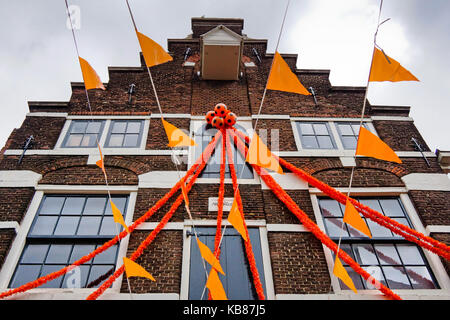 Haus in Amsterdam, mit orange Flaggen dekoriert Stockfoto