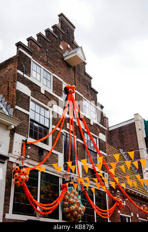 Haus in Amsterdam, mit orange Flaggen dekoriert Stockfoto