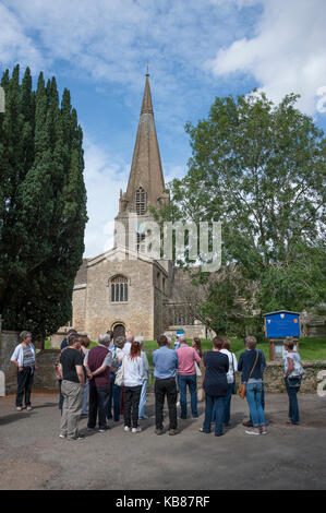 Touristen auf einem Rundgang über Bampton, Oxfordshire, UK, dem wichtigsten Standort für einige Szenen im TV-Programm Downton Abtei Stockfoto