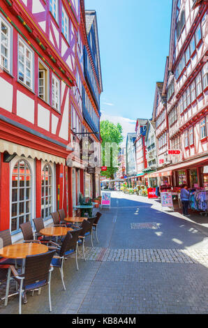 Herborn, Deutschland - 10. Juni 2016: Stadt Straße in der Altstadt von Herborn mit nicht identifizierten Personen. Herborn ist eine historische Stadt auf Dill in Hessen, Scenic Stockfoto