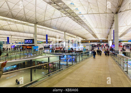 Hong Kong, Hong Kong - 15. März 2017: Innenansicht des HK Flughafen mit nicht identifizierten Personen. Im Jahr 2015, 68,5 Mio. Passagiere HKIA behandelt, so dass es die 8 t Stockfoto