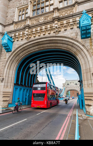 London, UK, 15. Juni 2016: die Tower Bridge in London mit nicht identifizierten Personen. Die Tower Bridge ist eine weltberühmte iconic Symbol von London. Stockfoto