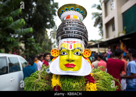 Kathakali Form Maskierte kummattikali Tänzerin aus kizhakkumpattukara kummatty, thrissur, Kerala, Indien, onam fest, pradeep Subramanian Stockfoto