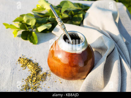 Traditionelle Lateinamerika Yerba Mate in Kürbis calabash mit Bombilla auf dem Leinen Servietten Stockfoto