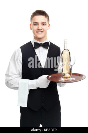 Porträt der jungen Glücklich lächelnde Kellner mit einer Flasche Weißwein und Gläser Glas auf Fach isoliert auf weißem Hintergrund Stockfoto